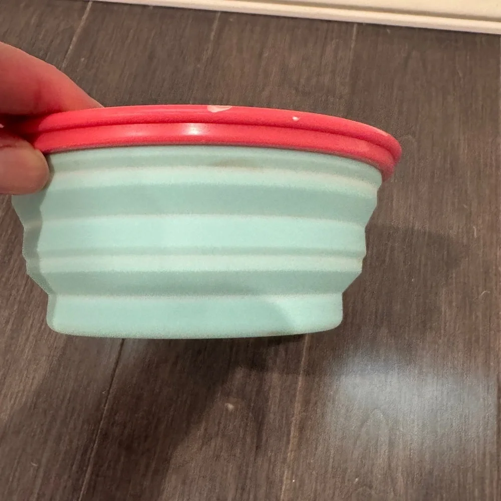 NWOT Red and Blue Silicone Collapsible Pet Dog Cat Vacay Mode Travel Bowl